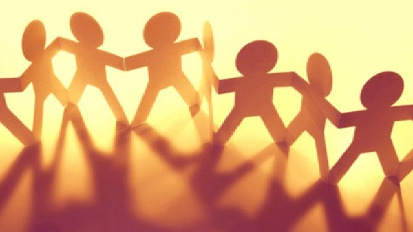 Omini di carta che si tengono per mano