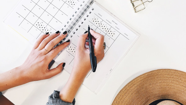 Persona che compila un questionario