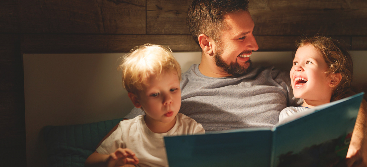 Papà che legge un libro ai figli